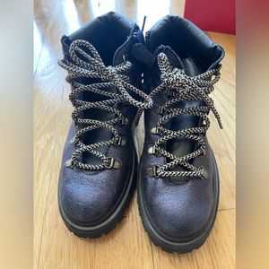 Manuela de Juan winter boots